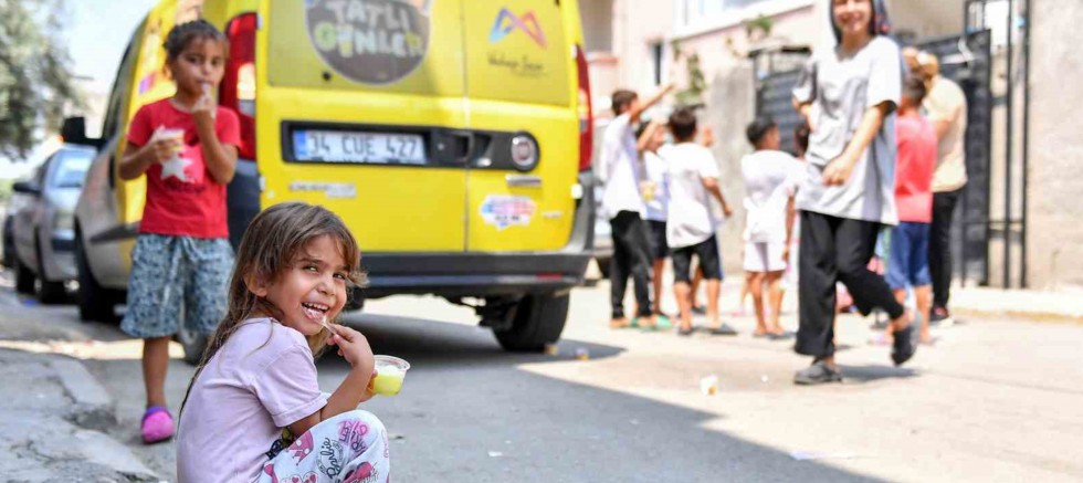 Çocuklara limonlu dondurma ikram ediliyor