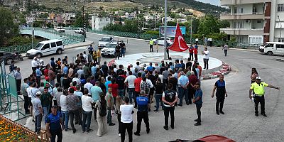 O anıtın yerine Türk bayrağı konuldu